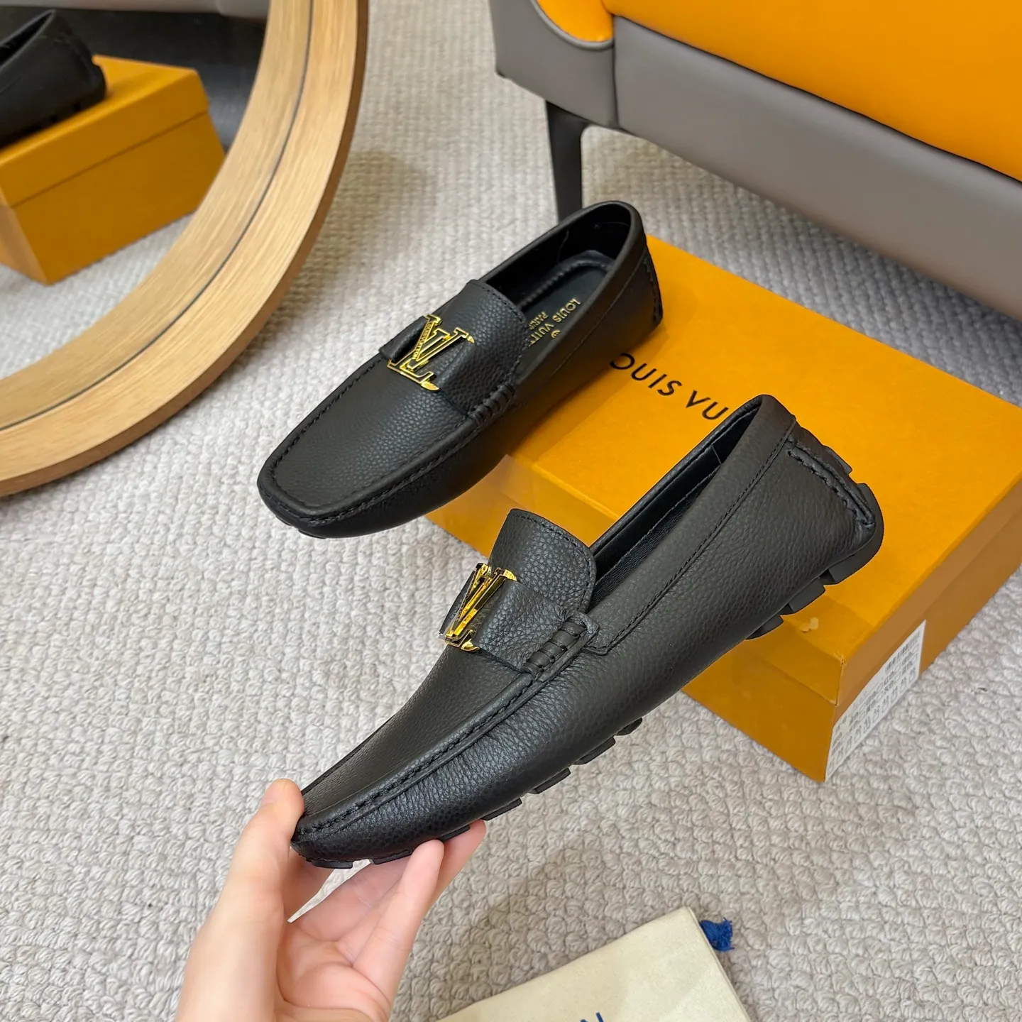 Men's men's shoes 💰420 (Yangli) LV 2⃣️0⃣️2⃣️5️⃣Spring and summer counter GLORIA series models ✈️Original factory special leather production, original last type. A classic driving slip-on casual shoe that shows an elegant style with exquisite craftsmanship details such as Monogram embossing all over the upper🌀Italian imported calfskin fabric Sheepskin foot pads➕Inside～Private mold replica sole Unique style Comfortable driving slip-on Size: 4-12 (38-46) Comes with [Counter packaging: original box, wrapping paper, card, instruction manual, shoehorn, cloth bag] No pressure to enter and leave the counter!